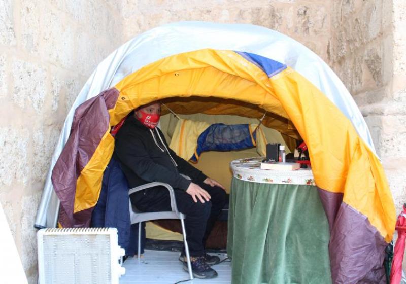 Alfonso Beltr�n, hostelero de Torrijos, pone fin a su huelga de hambre