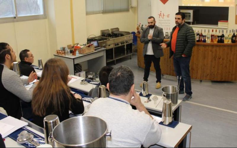 La AHT inicia con �xito el curso de formaci�n sobre cocteler�a