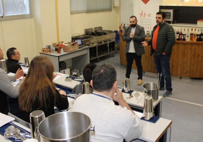 La AHT inicia con �xito el curso de formaci�n sobre cocteler�a