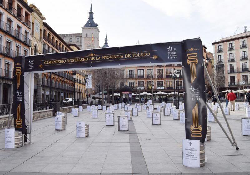 La AHT recrea un �Cementerio Hostelero� para visibilizar el abandono del sector por parte de las administraciones p�blicas