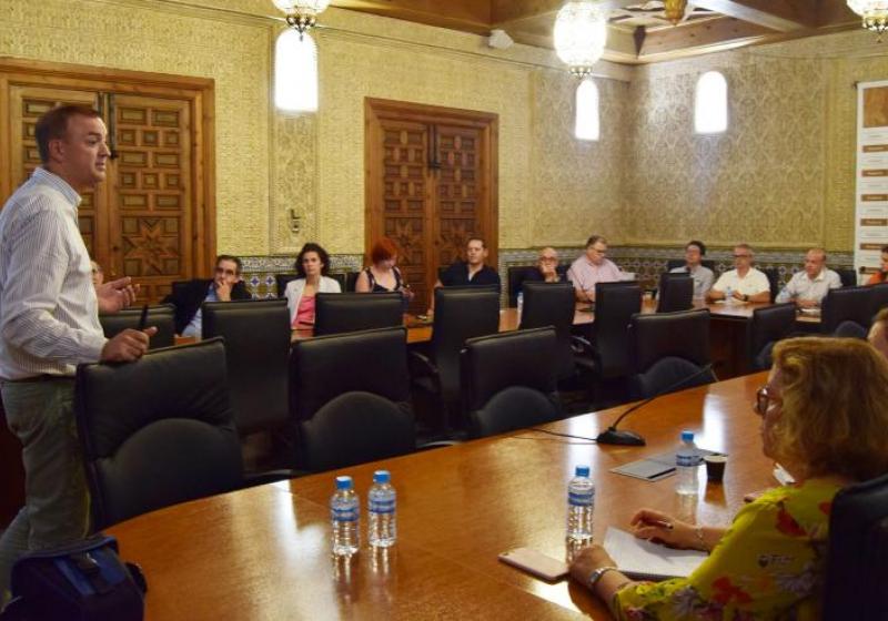 La AHT se re�ne con el sector hotelero para informar sobre la nueva normativa de pagos digitales PSD2