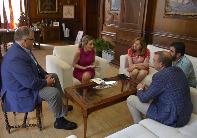 La alcaldesa de Toledo y la AHT repasan los temas de actualidad del sector hostelero