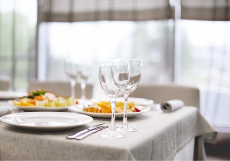 La cadena de valor de la hosteler�a pide al Gobierno que sea la distancia de seguridad la que marque el aforo de sus locales en la Fase 2 