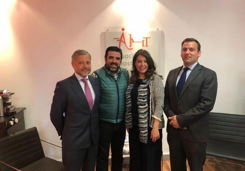 Responsables del parque Puy du Fuo se re�nen con la Asociaci�n de Hosteler�a de Toledo 