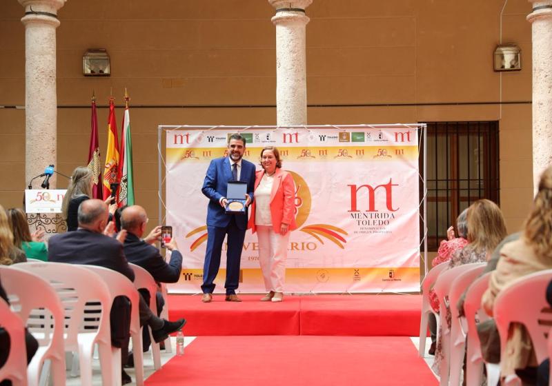 La AHT recibe el reconocimiento de la D.O. M�ntrida-Toledo por su apoyo a la promoci�n de los vinos de la provincia